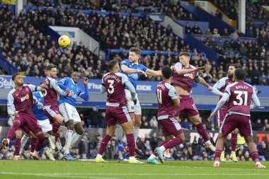 Aston Villa takımından Clement Lenglet, İngiltere 'nin Liverpool kenti Goodison Park' ta oynanan Premier Lig karşılaşmasında James Tarkowski ile bir maç için mücadele etmektedir. 
