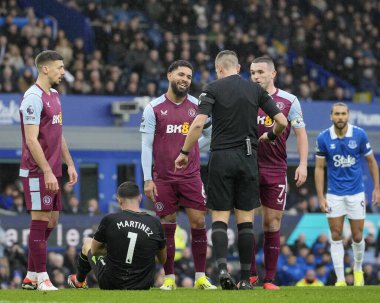 Aston Villa 'dan Douglas Luiz, İngiltere' nin Liverpool kenti Goodison Park 'ta oynanan Premier League maçı sırasında Aston Villa' lı Emiliano Martinez 'e faul yaptıktan sonra Hakem David Coote ile konuşuyor. 