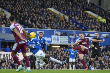 Aston Villa 'dan John McGinn Premier League maçında Everton - Aston Villa maçında topu sürüyor Goodison Park, Liverpool, İngiltere, 14 Ocak 2024 