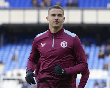 Aston Villa takımından Leander Dendoncker, 14 Ocak 2024 'te Goodison Park, Liverpool' da oynanan Premier League maçından önce ısınıyor. 