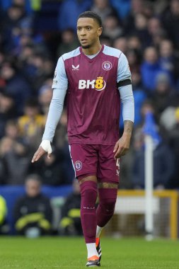 Aston Villa takımından Ezri Konsa Premier Lig maçında Everton, Aston Villa 'ya karşı Goodison Park, Liverpool, Birleşik Krallık' ta 14 Ocak 2024 