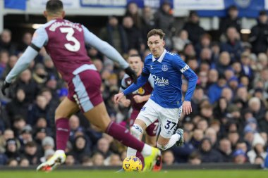 Everton 'dan James Garner, İngiltere' nin Liverpool kenti Goodison Park 'ta oynanan Premier League maçı sırasında Aston Villa' dan Diego Carlos 'a koşuyor. 