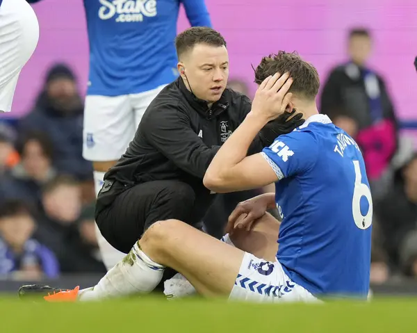 James Tarkowski Dell Everton Riceve Trattamento Dopo Colpo Alla Testa — Foto Stock