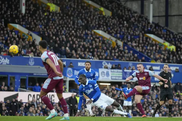 Aston Villa 'dan John McGinn Premier League maçında Everton - Aston Villa maçında topu sürüyor Goodison Park, Liverpool, İngiltere, 14 Ocak 2024 