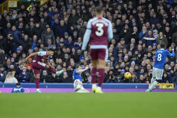 Ollie Watkins Aston Villa Shoots Everton Goal Premier League Match — Stock Photo, Image
