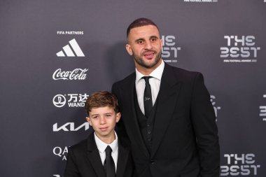 Kyle Walker ve konuğu, en iyi FIFA Futbol Ödülleri 2023 Apollo Tiyatrosu, Londra, İngiltere, 15 Ocak 2024 'te Yeşil Halıyla geldiler.