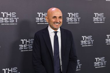 İtalyan futbol menajeri Luciano Spalletti, 15 Ocak 2024 'te Londra' daki Apollo Tiyatrosu 'nda En İyi FIFA Futbol Ödülleri 2023 öncesinde Yeşil Halı' ya geldi. 