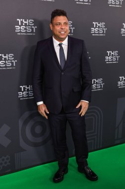 Ronaldo eski Brezilyalı futbolcu, En İyi FIFA Futbol Ödülleri 2023 Apollo Theatre, Londra, İngiltere, 15 Ocak 2024 'te Yeşil Halı' ya ulaştı.