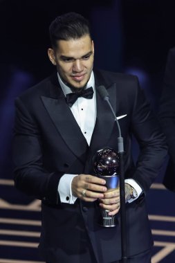 En İyi FIFA Erkek Kalecisi 2023 'ün galibi Ederson, 15 Ocak 2024' te Eventim Apollo, Londra 'da En İyi FIFA Futbol Ödülleri 2023' te ödülünü aldı. 