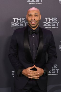 Thierry Henry, En İyi FIFA Futbol Ödülleri 2023 Apollo Theatre, Londra, Birleşik Krallık 'ta 15 Ocak 2024' te Yeşil Halı 'ya ulaştı.