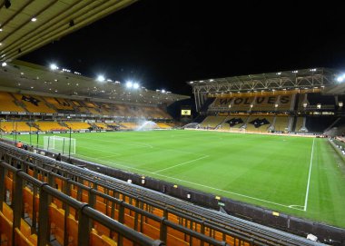 Maç öncesinde Molineux 'nun genel görünümü, 16 Ocak 2024' te Birleşik Krallık 'ın Molineux kentinde oynanan Üçüncü tur rövanş karşılaşmasında Wolverhampton Wanderers, Brentford' a karşı oynanmıştır. 