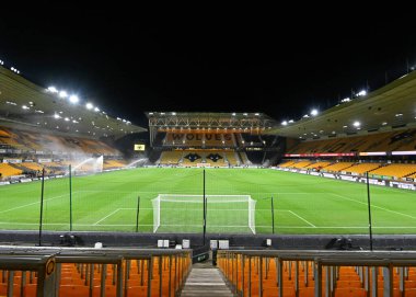 Maç öncesinde Molineux 'nun genel görünümü, 16 Ocak 2024' te Birleşik Krallık 'ın Molineux kentinde oynanan Üçüncü tur rövanş karşılaşmasında Wolverhampton Wanderers, Brentford' a karşı oynanmıştır. 