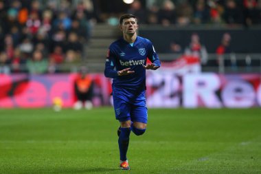 West Ham United takımından Aaron Cresswell, 16 Ocak 2024 tarihinde Bristol City, Bristol, Bristol, İngiltere 'deki West Ham United maçında takım arkadaşlarına talimat verdi. 