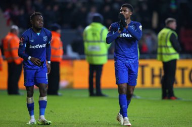West Ham United 'tan Ben Johnson, 16 Ocak 2024 tarihinde İngiltere' nin Bristol Gate kentinde oynanan üçüncü tur Bristol City - West Ham United karşılaşması sonrasında gezgin taraftarları alkışlıyor. 