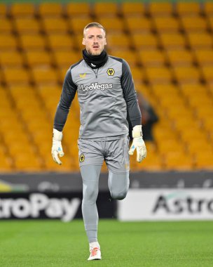 Wolverhampton Wanderers 'dan Daniel Bentley, 16 Ocak 2024 tarihinde Birleşik Krallık' ın başkenti Wolverhampton 'da oynanan üçüncü tur rövanş karşılaşmasında ısınıyor. 