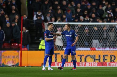 West Ham United 'dan Konstantinos Mavropanos, 16 Ocak 2024 tarihinde Bristol' un Ashton Gate kentinde oynanan ve Bristol City 'nin West Ham United' a karşı oynadığı üçüncü tur karşılaşmasında West Ham United 'ın 1-0 yenilmesi sonrasında West Ham United' tan Tom Souek tarafından teselli edildi.
