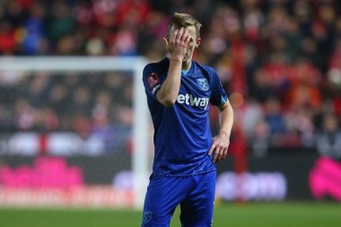 West Ham United takımından James Ward-Prowse, 16 Ocak 2024 tarihinde Bristol City 'nin Bristol Gate, Bristol, İngiltere' de oynadığı üçüncü tur rövanş karşılaşmasında üzgün görünüyor. 