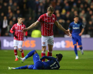Bristol City 'den Rob Dickie, 16 Ocak 2024 tarihinde Bristol, İngiltere' nin başkenti Bristol 'da oynanan üçüncü tur Bristol City - West Ham United karşılaşmasında West Ham United takımından Maxwel Cornet ile bir araya geldikten sonra tepki gösterdi. 
