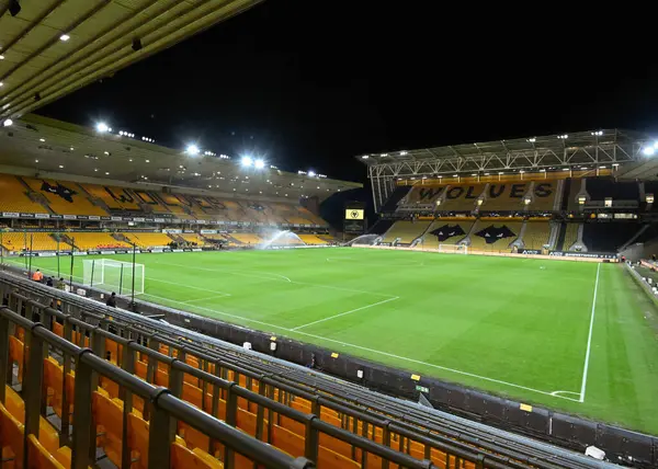 Maç öncesinde Molineux 'nun genel görünümü, 16 Ocak 2024' te Birleşik Krallık 'ın Molineux kentinde oynanan Üçüncü tur rövanş karşılaşmasında Wolverhampton Wanderers, Brentford' a karşı oynanmıştır. 