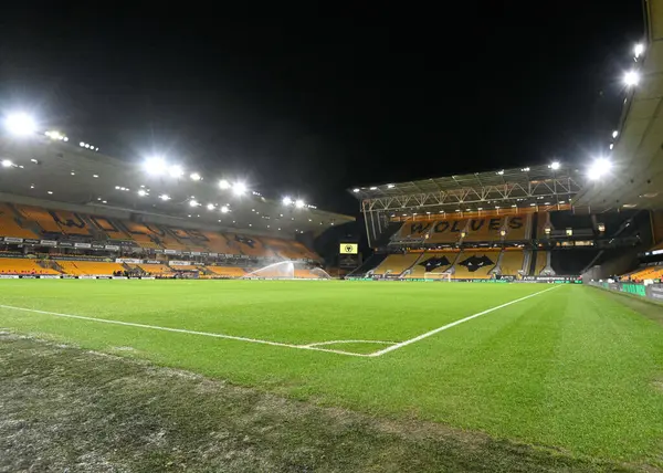 Maç öncesinde Molineux 'nun genel görünümü, 16 Ocak 2024' te Birleşik Krallık 'ın Molineux kentinde oynanan Üçüncü tur rövanş karşılaşmasında Wolverhampton Wanderers, Brentford' a karşı oynanmıştır. 