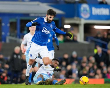 Kristal Saray 'dan Jefferson Lerma Everton' dan Andr Gomes, 17 Ocak 2024 tarihinde Birleşik Krallık 'ın Liverpool kentindeki Goodison Park' ta oynanan üçüncü tur rövanş karşılaşmasında Everton, Crystal Palace 'a karşı.