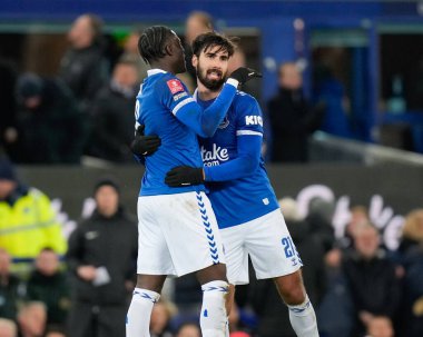 Everton 'dan Andr Gomes, 17 Ocak 2024 tarihinde Goodison Park, Liverpool, Birleşik Krallık' ta oynanan üçüncü tur müsabakasında 1-0 Everton 'a ulaşma hedefini kutluyor.