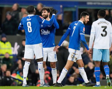 Everton 'dan Andr Gomes, 17 Ocak 2024 tarihinde Goodison Park, Liverpool, Birleşik Krallık' ta oynanan üçüncü tur müsabakasında 1-0 Everton 'a ulaşma hedefini kutluyor.
