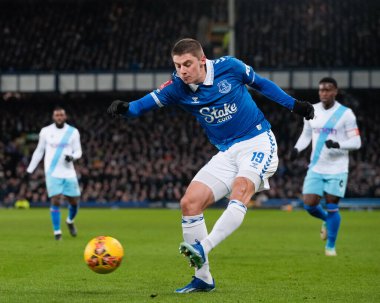 Everton 'dan Vitaliy Mykolenko, 17 Ocak 202 tarihinde İngiltere' nin Liverpool kenti Goodison Park 'ta oynanan üçüncü tur rövanş karşılaşmasında topu kutuya sokuyor.