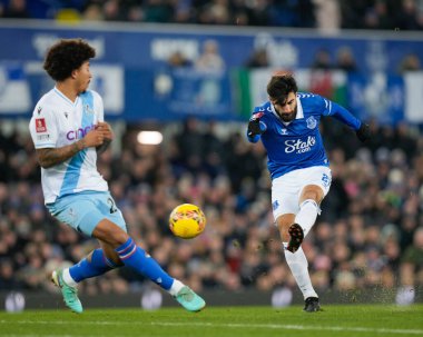 Everton oyuncusu Andr Gomes, 17 Ocak 2024 tarihinde İngiltere 'nin Liverpool kenti Goodison Park' ta oynanan üçüncü tur müsabakasında kale atışı yapıyor.