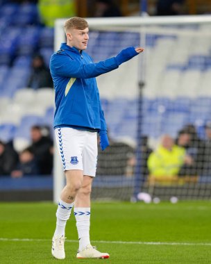 Everton 'dan Jarrad Branthwaite ısınırken, 17 Ocak 202 tarihinde Birleşik Krallık' ın Liverpool kenti Goodison Park 'ta oynanan üçüncü tur müsabaka karşılaşmasında Everton' a karşı Crystal Palace 'ı işaret ediyor.