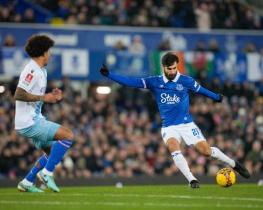 Everton 'dan Andr Gomes, 17 Ocak 2024 tarihinde Birleşik Krallık' ın Liverpool kenti Goodison Park 'ta oynanan üçüncü tur müsabaka karşılaşmasında Everton, Crystal Palace' a karşı.