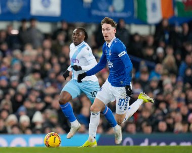 Everton 'dan James Garner, 17 Ocak 202 tarihinde İngiltere' nin Liverpool kenti Goodison Park 'ta oynanan üçüncü tur müsabakasında topu ileri atıyor.