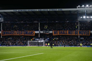 Howard Kendall Gwladys Street End, 17 Ocak 202 'de Goodison Park, Liverpool' da oynanan üçüncü tur müsabakasında bir bayrak açtı.