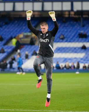Kristal Saray 'dan Sam Johnstone, 17 Ocak 202 tarihinde İngiltere' nin Liverpool kenti Goodison Park 'ta oynanan üçüncü tur eleme maçında ısınmaya başladı.