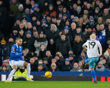 Kristal Saray 'dan Will Hughes, 17 Ocak 202 tarihinde İngiltere' nin Liverpool kenti Goodison Park 'ta oynanan üçüncü tur müsabakasında kale atışı yapıyor.