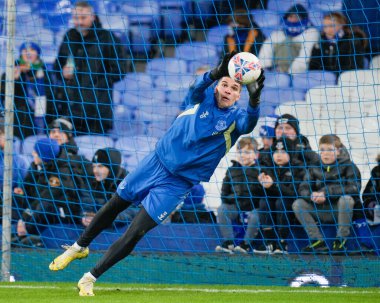 Everton 'dan Joo Virgnia, 17 Ocak 2024 tarihinde İngiltere' nin Liverpool kenti Goodison Park 'ta oynanan üçüncü tur müsabakasında, Emirates FA Cup rövanşı öncesinde ısınıyor.