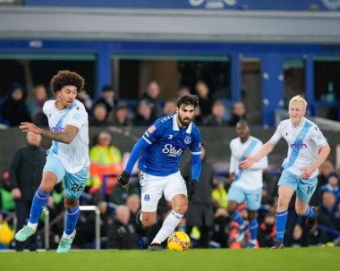 Everton 'dan Andr Gomes, 17 Ocak 2024 tarihinde İngiltere' nin Liverpool kenti Goodison Park 'ta oynanan üçüncü tur müsabakasında topu ileri atıyor.