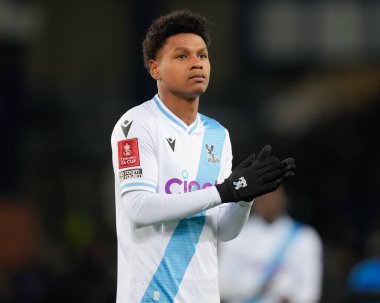 Kristal Saray 'dan Matheus Frana, 17 Ocak 2024 tarihinde İngiltere' nin Liverpool kenti Goodison Park 'ta oynanan üçüncü tur müsabakasında taraftarlarını alkışlıyor.