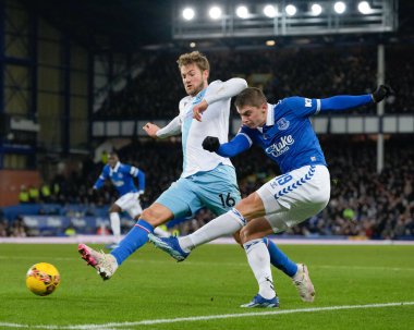 Everton 'dan Vitaliy Mykolenko topu Kristal Saray' dan Joachim Andersen 'ın baskısı altında Goodison Park, İngiltere, Liverpool' daki Everton-Crystal Palace maçında topa vuruyor.