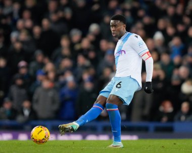 Kristal Saray 'dan Marc Guhi, 17 Ocak 2024 tarihinde İngiltere' nin Liverpool kenti Goodison Park 'ta oynanan üçüncü tur rövanş karşılaşmasında topu geçiyor.