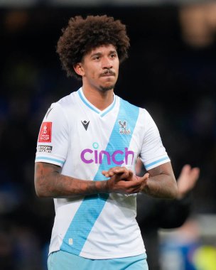 Crystal Palace 'dan Chris Richards, 17 Ocak 202 tarihinde İngiltere' nin Liverpool kenti Goodison Park 'ta oynanan üçüncü tur müsabakasında taraftarlarını alkışlıyor.