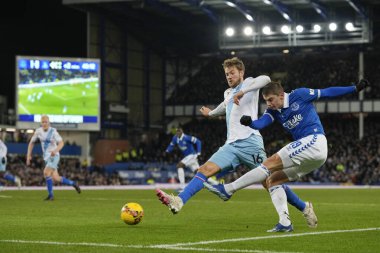 Everton 'dan Vitaliy Mykolenko topu Kristal Saray' dan Joachim Andersen 'ın baskısı altında Goodison Park, Liverpool' daki Everton-Crystal Palace maçında 17 Ocak 202 'de geçiyor.