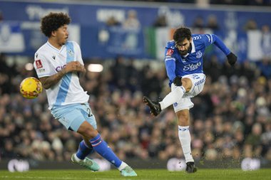 Everton 'dan Andr Gomes, 17 Ocak 2024 tarihinde İngiltere' nin Liverpool kentinde Goodison Park 'ta oynanan üçüncü tur müsabakasında Kristal Saray golünü atıyor.