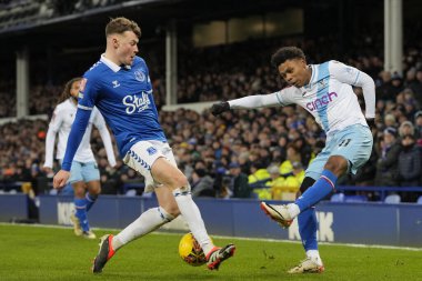 Everton 'dan Nathan Patterson, 17 Ocak 2024 tarihinde İngiltere' nin Liverpool kenti Goodison Park 'ta oynanan üçüncü tur müsabaka karşılaşmasında Kristal Saray' dan Matheus Frana 'dan bir haç blokluyor.