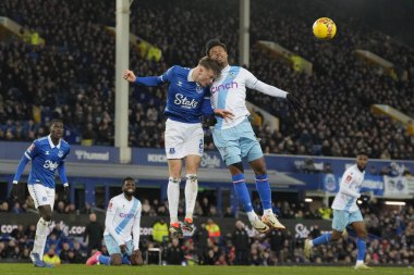 Kristal Saray 'dan Matheus Frana, 17 Ocak 2024 tarihinde Goodison Park, Liverpool, İngiltere' deki Everton-Crystal Palace karşılaşmasında Everton ile Everton arasında oynanan FA Cup üçüncü tur karşılaşmasında Everton 'dan Nathan Patterson' la kafa kafaya yarışır.