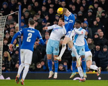 Everton 'dan Jarrad Branthwaite, 17 Ocak 202 tarihinde Goodison Park, Liverpool, İngiltere' de oynanan üçüncü tur müsabakasında Kristal Saray 'a karşı oynanan Emirlikler Kupası karşılaşmasında Kristal Saray' dan Kristal Saray 'dan Joachim Andersen' a karşı bir maç kazandı.