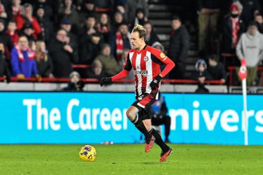 Brentford 'dan Mikkel Damsgaard, Premier League maçında Brentford Nottingham Forest' a karşı Londra Gtech Community Stadyumu 'nda 20 Ocak 202' de oynanan maçta topu atıyor.