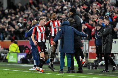 Brentford 'dan Ivan Toney, Premier League maçında Brentford Nottingham Forest' a karşı Gtech Community Stadyumu, Londra, 20 Ocak 202 'de oynanan Premier League karşılaşmasında Brentford' lu Thomas Frank ile 1-1 kazanma hedefini kutluyor.