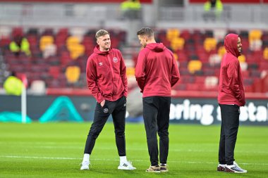 Brentford 'dan Nathan Collins, Premier League maçı sırasında takım arkadaşlarıyla Gtech Community Stadyumu, Londra, 20 Ocak 202' de Brentford - Nottingham Forest maçında konuştu.