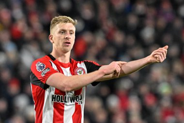 Brentford 'dan Ben Mee, Premier League maçında Brentford Nottingham Forest' a karşı Londra 'daki Gtech Community Stadyumu' nda bir köşe için talimat veriyor.